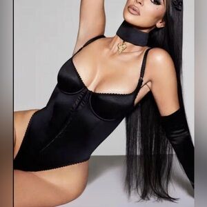 SKIMS x Veneda Carter Onyx Stretch Satin Scoop Neck Bodysuit - Size Medium